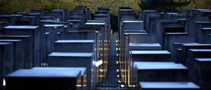 Ein Mann zerstörte am Holocaust-Mahnmal abgelegte Kränze. (Archivbild)