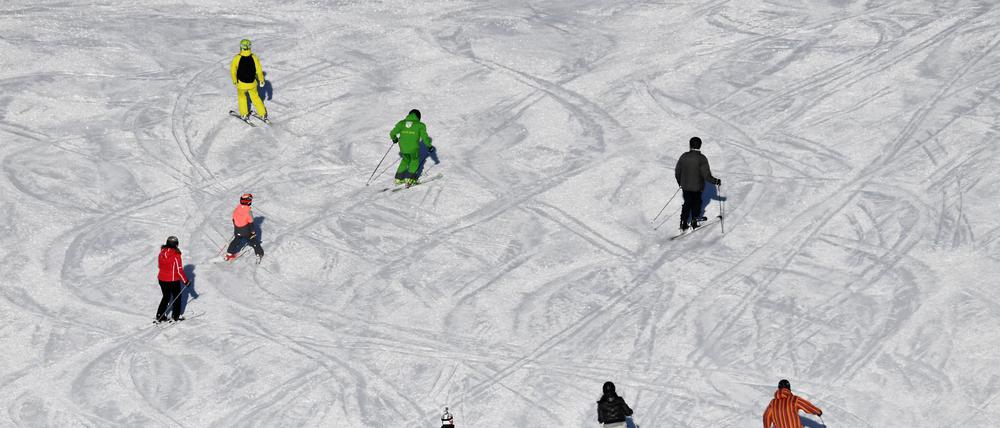 Der ADAC rechnet mit vollen Straßen in den Skigebieten. (Symbolbild)