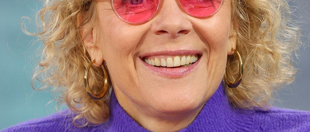 Schauspielerin Katja Riemann im vergangenen Jahr mit rosaroter Brille auf der Leipziger Buchmesse. Bei allgemeiner Krisenstimmung liegen bunte und optimistische Farben in diesem Jahr laut Augenoptik-Industrie besonders im Trend. (Archivbild)
