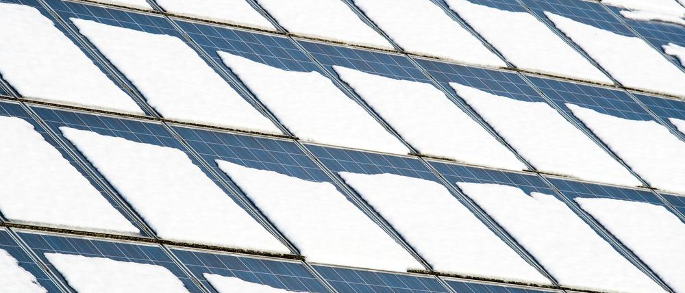 Im Winter wird wetterbedingt weniger Sonnenstrom produziert. Batteriespeicher können helfen, die natürlichen Schwankungen auszugleichen. (Illustration)