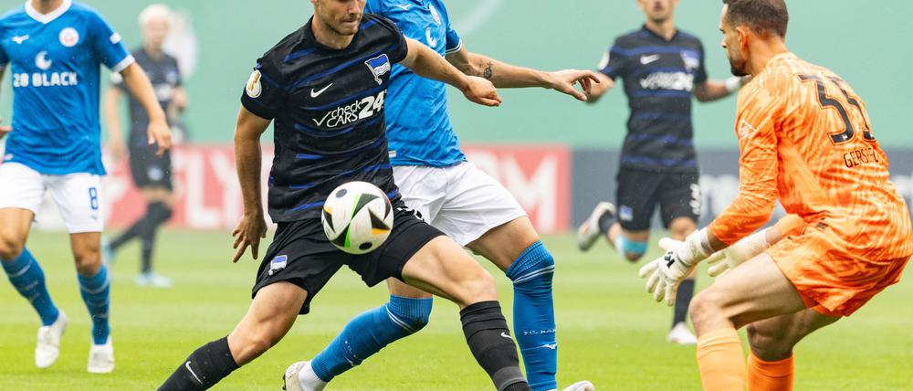 Marius Gersbeck (r) hat Hertha-Trainer Cristian Fiél mit Erfahrung beeindruckt.