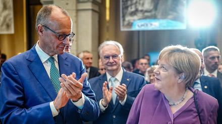 ARCHIV - 25.09.2024, Berlin: Angela Merkel und Friedrich Merz, CDU-Bundesvorsitzender und Unionsfraktionsvorsitzender, nehmen am Berliner Gespräch Spezial zum 70. Geburtstag der früheren Bundeskanzlerin teil. (zu dpa: «Merkel contra Merz bei Migrations-Wahlkampf») Foto: Kay Nietfeld/dpa +++ dpa-Bildfunk +++