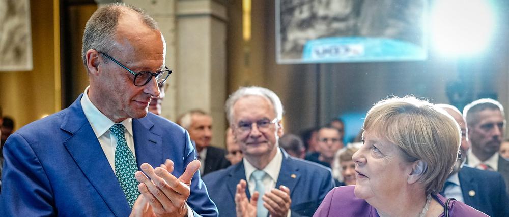 ARCHIV - 25.09.2024, Berlin: Angela Merkel und Friedrich Merz, CDU-Bundesvorsitzender und Unionsfraktionsvorsitzender, nehmen am Berliner Gespräch Spezial zum 70. Geburtstag der früheren Bundeskanzlerin teil. (zu dpa: «Merkel contra Merz bei Migrations-Wahlkampf») Foto: Kay Nietfeld/dpa +++ dpa-Bildfunk +++