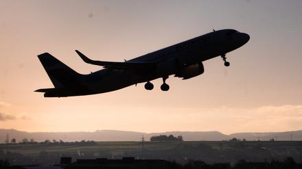 Ein Flugzeug startet am Flughafen Stuttgart.
