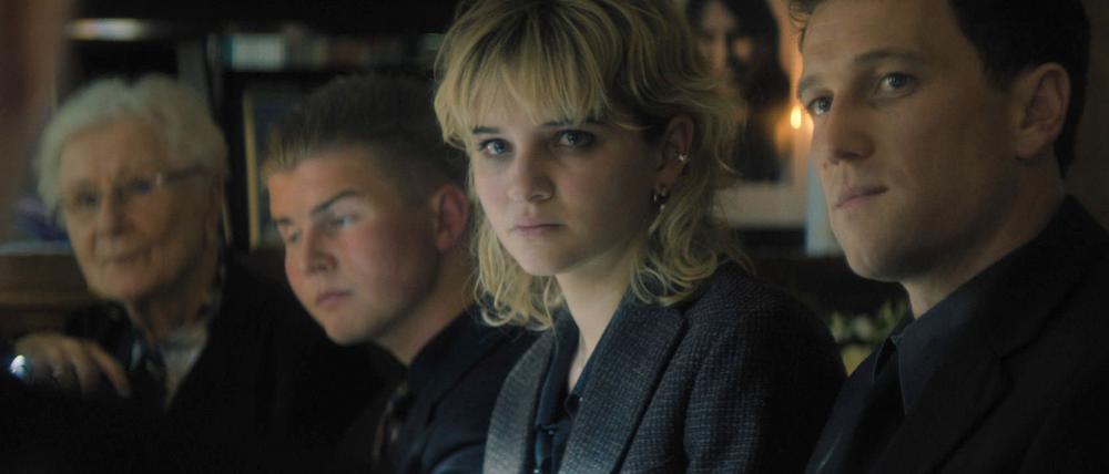 Wo laufen die vielen Fäden zusammen? Rosa (Lisa Vicari) und Tomasz (Artjom Gilz) in einer Szene der ARD-Miniserie „The Next Level“.