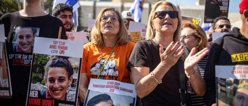 Derzeit werden israelischen Angaben zufolge noch 82 Geiseln im Gazastreifen festgehalten. 