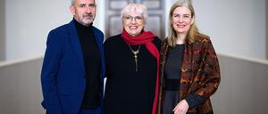 Kulturstaatsministerin Claudia Roth, der scheidende SPK-Präsident Hermann Parzinger und die designierte SPK-Präsidentin Marion Ackermann sind erleichtert über den Beschluss der Reform.