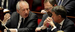 Der französische Ministerpräsident François Bayrou (li.) mit Mitgliedern seiner Regierung in der Assemblee Nationale.