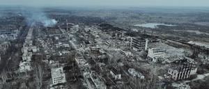 Zerstörte Gebäude im ostukrainischen Tschassiw Jar.