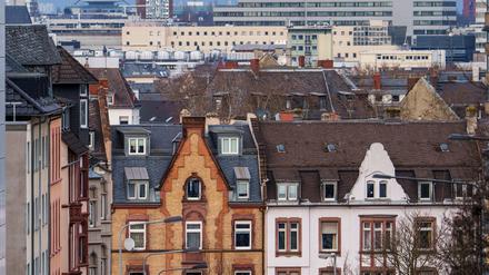 Nach einem Einbruch im Vorjahr sind die Immobilien-Investitionen im vergangenen Jahr nach Hochrechnungen des Branchenverbands IVD wieder gestiegen. (Symbolbild)