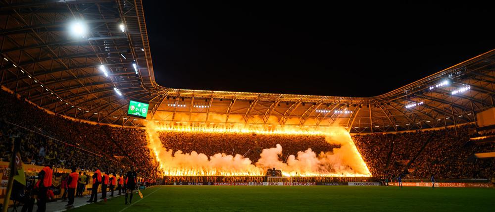 Über den Einsatz von Pyrotechnik wird immer wieder gestritten.