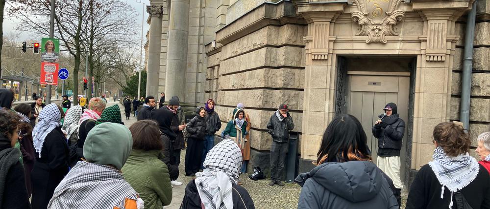 Eine 43-Jährige ist nach Straftaten in Berlin im Kontext mit dem Nahostkonflikt zu zweieinhalb Jahren Haft verurteilt worden.