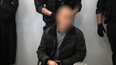 Der wegen Mordes an der neunjährigen Valeriia Angeklagte wird im Landgericht von Justizbeamten neben seinem Verteidiger Jörg Neuber (l) vorgeführt. 