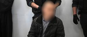 Der wegen Mordes an der neunjährigen Valeriia Angeklagte wird im Landgericht von Justizbeamten neben seinem Verteidiger Jörg Neuber (l) vorgeführt. 