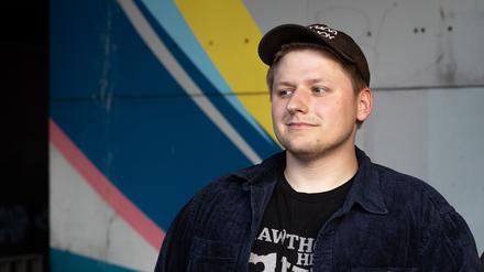 Satiriker, Podcastproduzent und Schriftsteller Sebastian Hotz (aka El Hotzo) zu Gast beim "Eine Runde mit"-Podcast am 25.09.2023, S-Bahnhof Wedding.