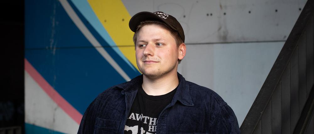 Satiriker, Podcastproduzent und Schriftsteller Sebastian Hotz (aka El Hotzo) zu Gast beim "Eine Runde mit"-Podcast am 25.09.2023, S-Bahnhof Wedding.