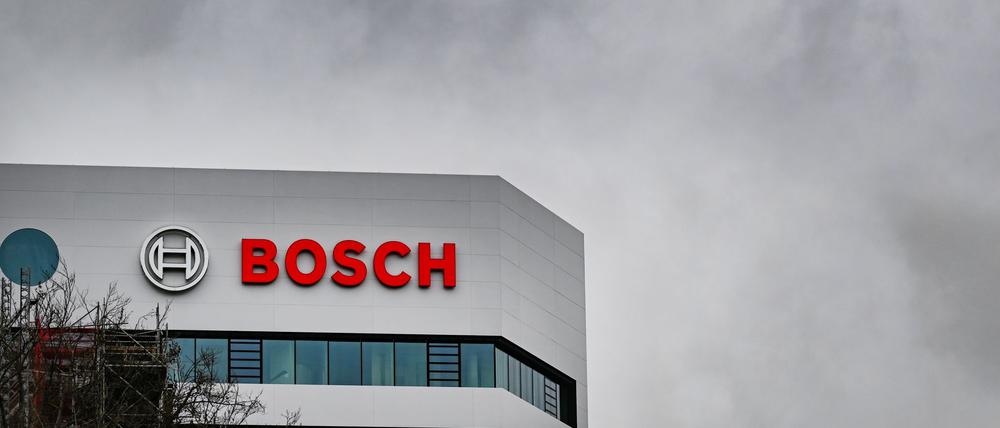 Graue Wolken über der Bosch-Zentrale: Der Gewinn des Konzerns ist um ein Drittel eingebrochen. (Archivbild)