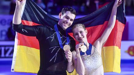 Minerva Hase und Nikita Wolodin durften sich in Tallinn über EM-Gold freuen. Ob sie auch bei Olympia starten dürfen, ist aber derzeit offen.