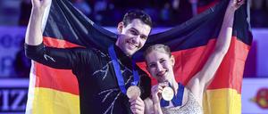 Minerva Hase und Nikita Wolodin durften sich in Tallinn über EM-Gold freuen. Ob sie auch bei Olympia starten dürfen, ist aber derzeit offen.