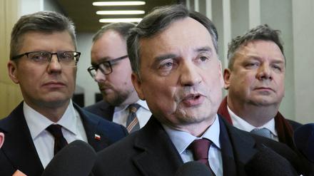 Das Mitglied der Partei Recht und Gerechtigkeit (PiS) und ehemaliger polnischer Justizminister Zbigniew Ziobro spricht zu den Medien, nachdem er von der Polizei festgenommen wurde, um vor dem Pegasus-Untersuchungsausschuss im Parlament in Warschau (Polen) am 31. Januar 2025 auszusagen.