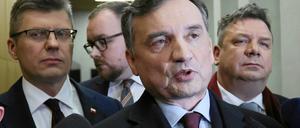 Das Mitglied der Partei Recht und Gerechtigkeit (PiS) und ehemaliger polnischer Justizminister Zbigniew Ziobro spricht zu den Medien, nachdem er von der Polizei festgenommen wurde, um vor dem Pegasus-Untersuchungsausschuss im Parlament in Warschau (Polen) am 31. Januar 2025 auszusagen.