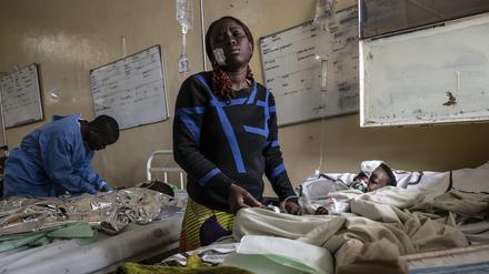 Archivbild: Mariam Nasibu steht in einem Krankenhaus in Goma neben ihrer zehnjährigen Tochter Deborah, die bei den Kämpfen zwischen M23-Rebellen und kongolesischen Streitkräften verwundet wurde.