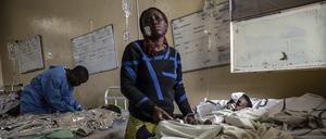Archivbild: Mariam Nasibu steht in einem Krankenhaus in Goma neben ihrer zehnjährigen Tochter Deborah, die bei den Kämpfen zwischen M23-Rebellen und kongolesischen Streitkräften verwundet wurde.