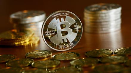 Ein Bitcoin in Form einer realen Silbermünze.