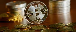 Ein Bitcoin in Form einer realen Silbermünze.