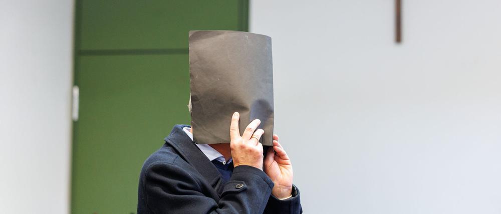 Der Angeklagte versteckte zu Prozessbeginn sein Gesicht. Er bestreitet die Vorwürfe.