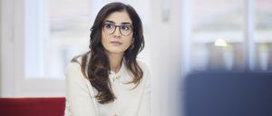 Tuba Bozkurt, Sprecherin für Industrie, Digitalwirtschaft und Antidiskriminierung der Fraktion Bündnis90/Die Grünen im Berliner Abgeordnetenhaus, mit nachdenklichem Blick und Handy in der Hand, fotografiert im Preußischen Landtag.