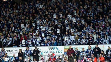Auch in anderen Vereinen wie hier bei den Iserlohn Roosters trauern die Zuschauer um Tobias Eder, der bei den Eisbären die Rückennummer 22 trug.