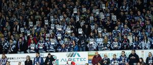 Auch in anderen Vereinen wie hier bei den Iserlohn Roosters trauern die Zuschauer um Tobias Eder, der bei den Eisbären die Rückennummer 22 trug.