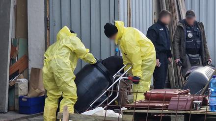 ARCHIV - 22.01.2025, Brandenburg, Betzsee: Polizei und Zollfahndung sind bei einer groß angelegten Durchsuchungsaktion gegen eine kriminelle Bande auf einem Gehöft im Einsatz. Dabei stießen die Ermittler auf ein illegales Drogenlabor. Der Sprecher des Zollfahndungsamtes sprach von einem wichtigen Zufallsfund. (zu dpa: «Nach Razzia sucht SEK nach weiteren Drogenverstecken») Foto: Cevin Dettlaff/dpa +++ dpa-Bildfunk +++