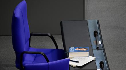 „Freiheit“ von Angela Merkel liegt im Bundestag.