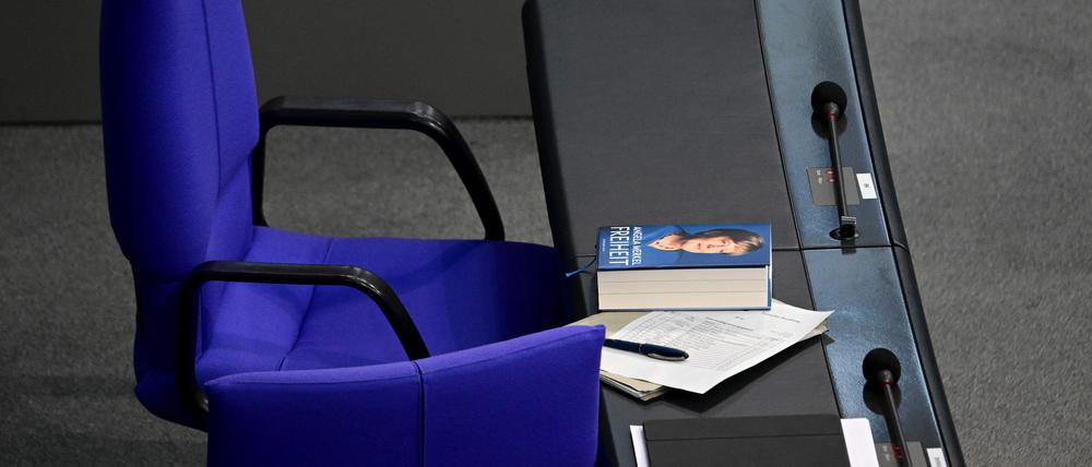 „Freiheit“ von Angela Merkel liegt im Bundestag.