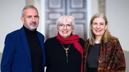 Staatsministerin Claudia Roth mit Hermann Parzinger, Präsident der Stiftung Preußischer Kulturbesitz, und Marion Ackermann, Generaldirektorin der Staatlichen Kunstsammlungen Dresden und zukünftigen SPK-Präsidentin.