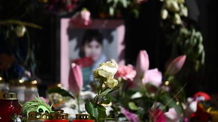 Der gewaltsame Tod der neunjährigen Valeriia hatte im Juni 2024 viele Menschen erschüttert - im sächsischen Döbeln wurde mit Kerzen und Blumen des Mädchens gedacht (Archivbild). 