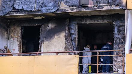 Bei einem Feuer in einem Wohnblock in Frankfurt (Oder) starben drei Menschen. Die Spezialisten der Polizei sind im Einsatz, um der Brandursache auf den Grund zu gehen. 