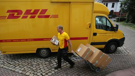 Der Paketzusteller von DHL Hubert Pilat liefert am 02.09.2015 in Herten (Nordrhein-Westfalen) Pakete aus.