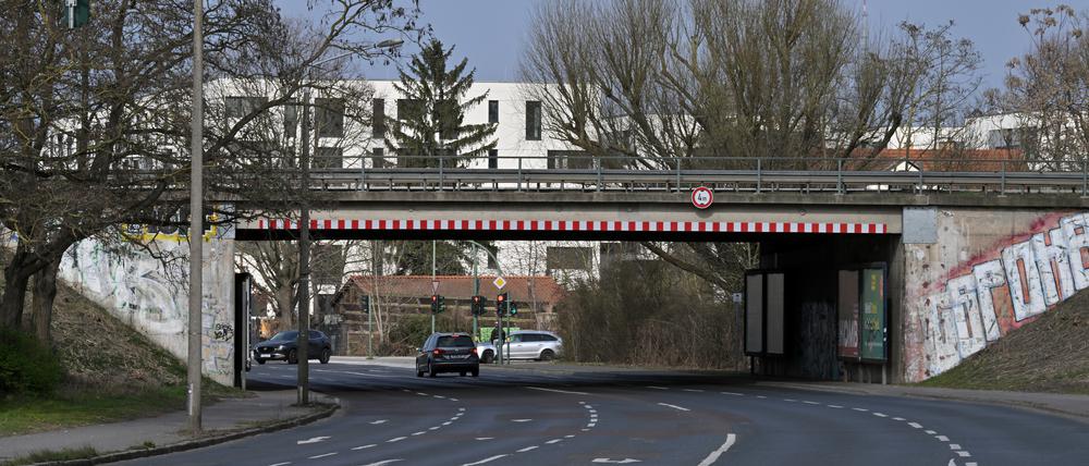 Die Brücke der Nutheschnellstraße über den Horstweg wird bis November 2025 erneuert.