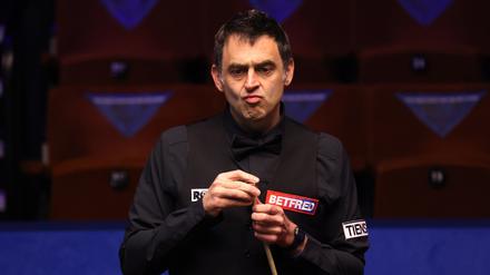 Gewohnt skeptisch. Ronnie O’Sullivan tat sich zu Beginn seines Erstrundenspiels bei der WM ziemlich schwer.