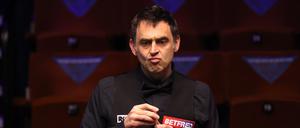 Gewohnt skeptisch. Ronnie O’Sullivan tat sich zu Beginn seines Erstrundenspiels bei der WM ziemlich schwer.