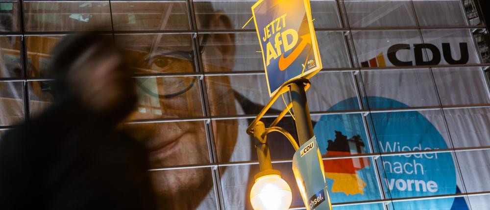 Vor der CDU-Zentrale versammelten sich einige Menschen. 