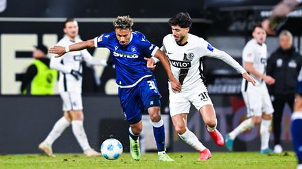 Der Karlsruher SC um Bambasé Conté (l) und die SV Elversberg mit Muhammed Damar lieferten sich eine ausgeglichene erste Hälfte.
