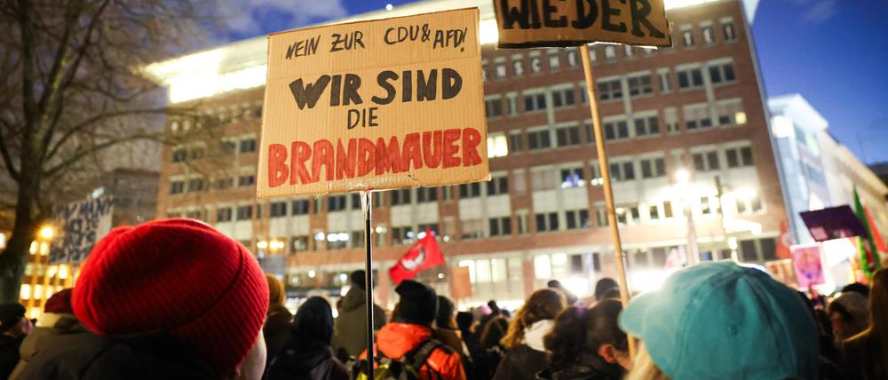 Teilnehmende einer Protestaktion demonstrieren.
