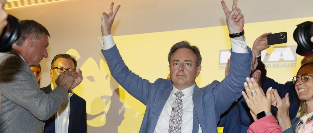 Der Vorsitzende der N-VA, Bart De Wever, feiert nach dem Wahlgewinn auf der Nachwahlversammlung der flämischen nationalistischen Partei N-VA.