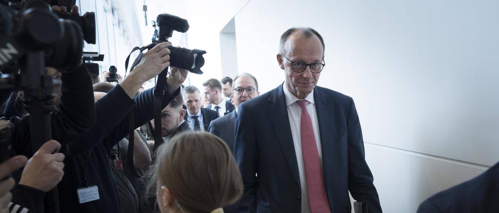 Friedrich Merz beim Verlassen seines Büros