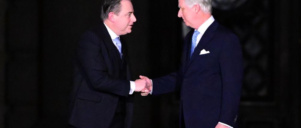 „Der Termin für die Vereidigung des Premierministers und der Regierungsmitglieder wird zu einem späteren Zeitpunkt bekannt gegeben“, teilte der Palast mit.