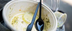 Kommt auch in Brandenburg die Verpackungssteuer für Verkäufer, die Einwegbehälter nutzen? Noch laufen Prüfungen. (Archivbild)